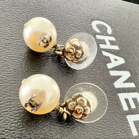 Chanel Pearl Dangle Cc Camellia Pierced Earrings - Picture 12 of 14